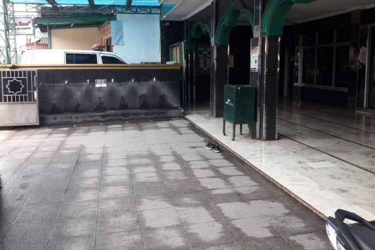 Tempat Kejadian Perkara (TKP) seorang pria yang terekam CCTV pura-pura mau shalat dan curi motor di Halaman  Masjid Al-Abrar, Jalan Alexindo, Harapan Jaya, Bekasi Utara, Kota Bekasi, Selasa (12/3/2019). 