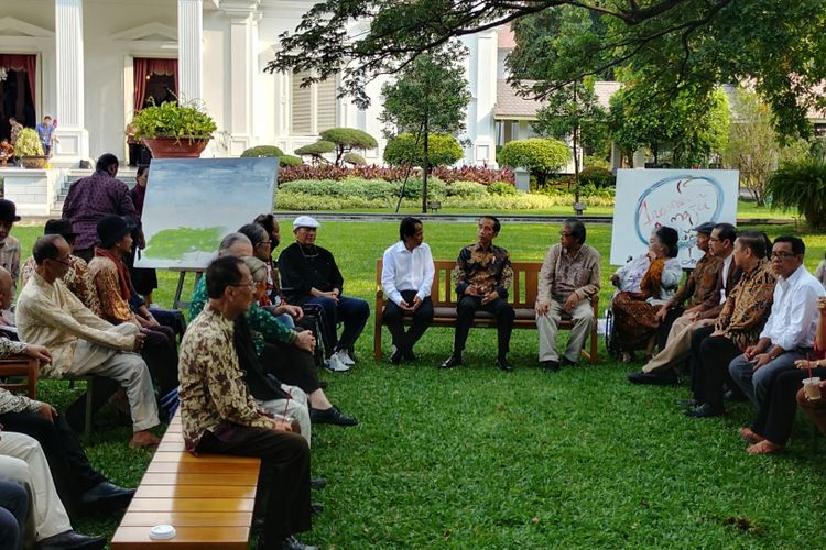 Presiden Joko Widodo bersilaturahmi denhan sejumlah budayawan di Istana Merdeka, Jakarta, Jumat (6/4/2018).
