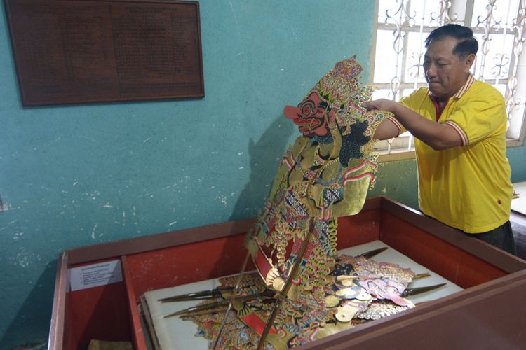 Kosala Mahinda, pemilik wayang kulit Madura memamerkan koleksinya. Wayang ini dibuat selama 10 tahun oleh seniman asal Solo, Jawa Tengah. 