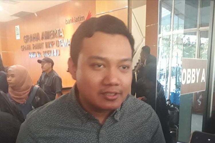 Fuad Bernardi, putra Wali Kota Surabaya Tri Rismaharini menyampaikan kondisi terbaru Risma yang sedang dirawat di rumah sakit, Senin (1/7/2019).
