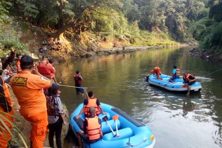 Proses pencarian Tim Sar di Kali Ciliwung, Cimanggis, Depok, Rabu (26/6/2019).