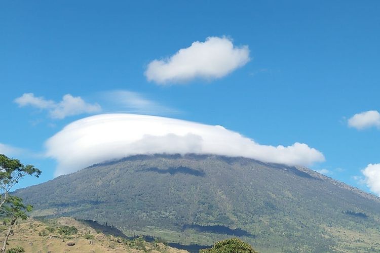 Fenomena topi awan dari Sembalun, September 2018.