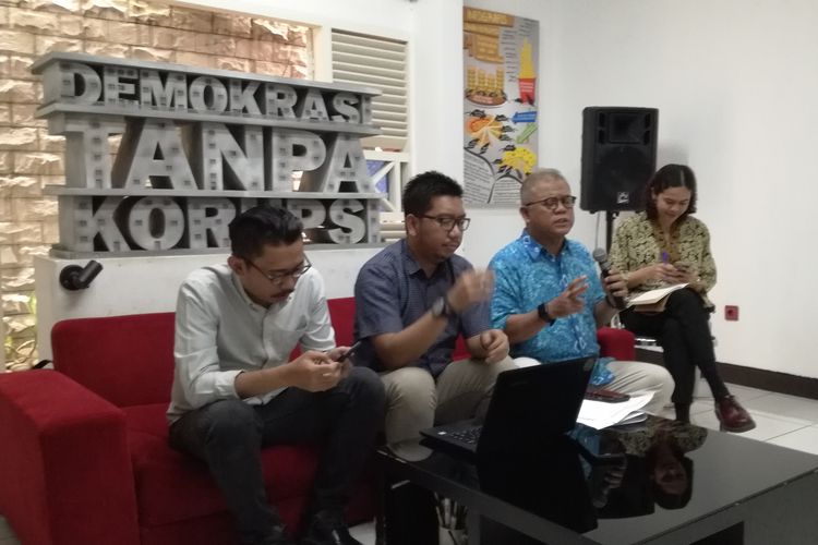 Peneliti Indonesia Corruption Watch (ICW) Kurnia Ramadhana (dua dari kiri)dalam diskusi di kantor ICW, Jakarta, Rabu (13/3/2019).  