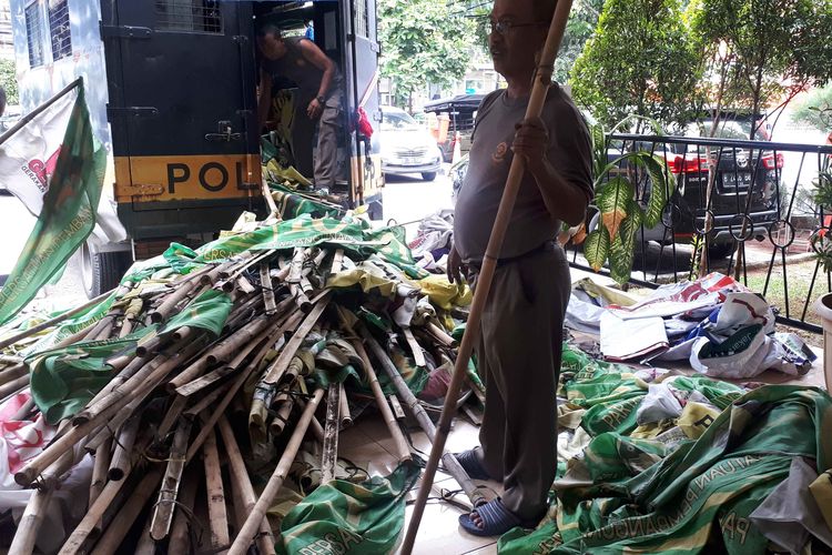 Ribuan alat peraga kampanye (APK) yang ditertibkan petugas Satpol PP di Jalan Senen Raya, Jalan Kwitang Raya, dan Jalan Letjen Suprapto, Rabu (13/3/2019). 