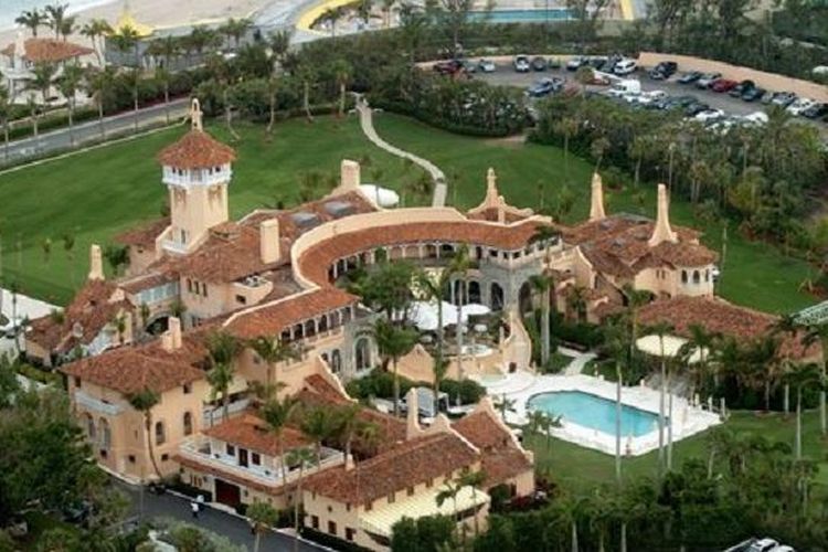 Residen klasik mewah yang terdiri dari 58 kamar tidur dan 33 kamar tidur ini dibeli Trump pada 1985 dengan harga Rp 145 miliar