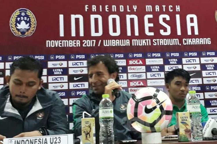 Pelatih timnas U-23 Indonesia, Luis Milla, bersama dengan M Arfan, selepas pertandingan melawan timnas U-23 Suriah di Stadion Wibawa Mukti, Cikarang, Jawa Barat, Kamis (16/11/2017).