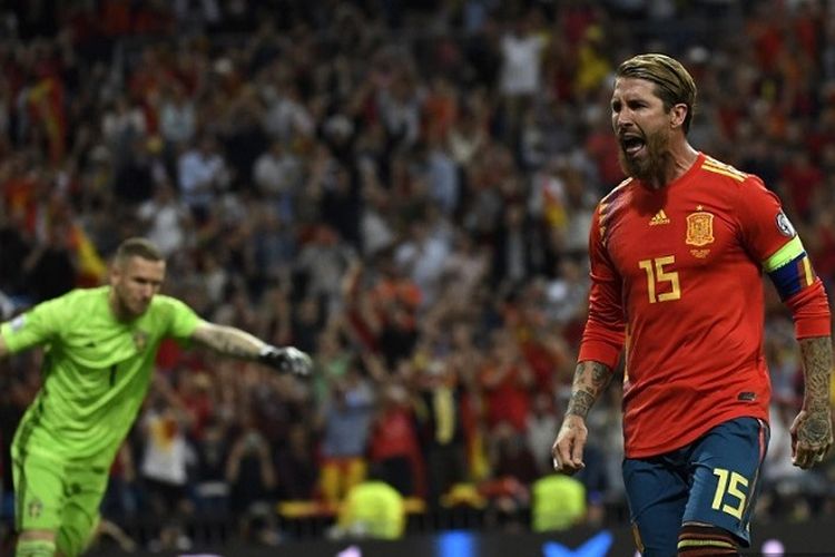 Bek Spanyol Sergio Ramos berselebrasi setelah mencetak gol via penalti dalam pertandingan Kualifikasi Euro 2020 antara Spanyol vs Swedia di Stadion Santiago Bernabeu di Madrid pada 10 Juni 2019. 