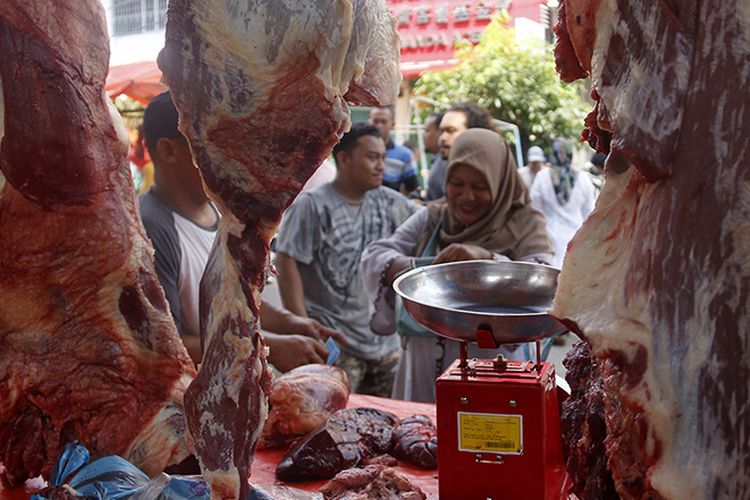 Harga daging sapi di Pasar Daging musiman Peunayong, Kota Banda Aceh naik menjadi Rp. 160 ribu perkilogramnya, kenaikan harga ini terjadi karena menyambut tradisi hari Meugang (hari makan daging), padahal harga daging biasanya hanya Rp 130 ribu perkilogramnya.