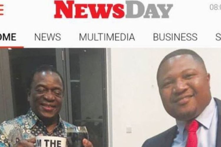  Emmerson Mnangagwa mengenakan batik dalam foto yang diterbitkan oleh situs berita Zimbabwe, NewsDay. 