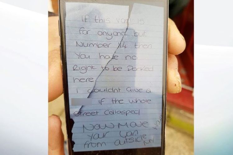 Inilah tulisan yang dibuat perempuan berusia 26 tahun kepada petugas ambulans di Tunstall, Stoke. Tulisan tersebut menyuruh ambulans mereka dipindah karena parkir di depan rumahnya.
