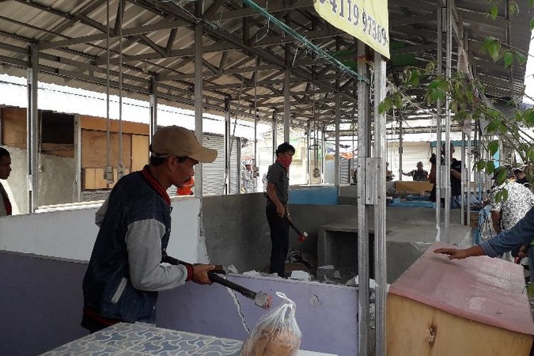 Satpol PP membongkar sebagian lapak Pasar Jabon, RW 010, Meruya Utara, Kembangan, Jakarta Barat pada Rabu (17/10/2018).