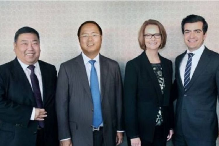 Huang Xiangmo (kedua dari kiri) bersama mantan Perdana Menteri Julia Gillard dan mantan senator Sam Dastyari.
