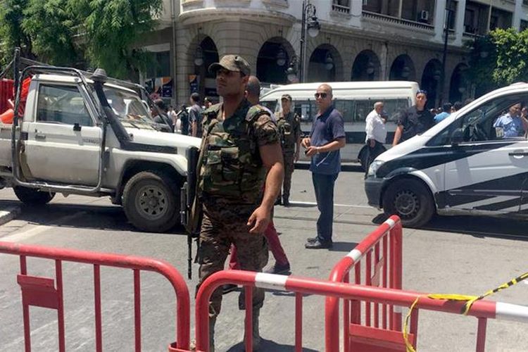 Seorang tentara berjaga di lokasi kejadian serangan bom bunuh diri di Tunis, Tunisia, pada Kamis (27/6/2019).