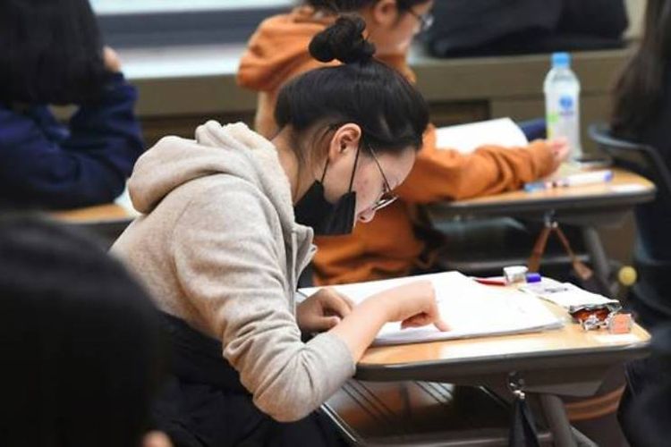Ilustrasi ujian Suneung di Korea Selatan. (AFP/Jung Yeon-Je)