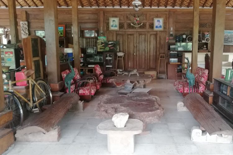 Sebuah rumah joglo pada sebuah dusun kecil di Desa Tuksono, Kecamatan Sentolo, Kulon Progo, DIY, jadi galeri barang antik. Pemiliknya seorang pamong di kantor desa Tuksono. Selain jadi pamong, ia nyambi jualan semua barang antik di galerinya.  