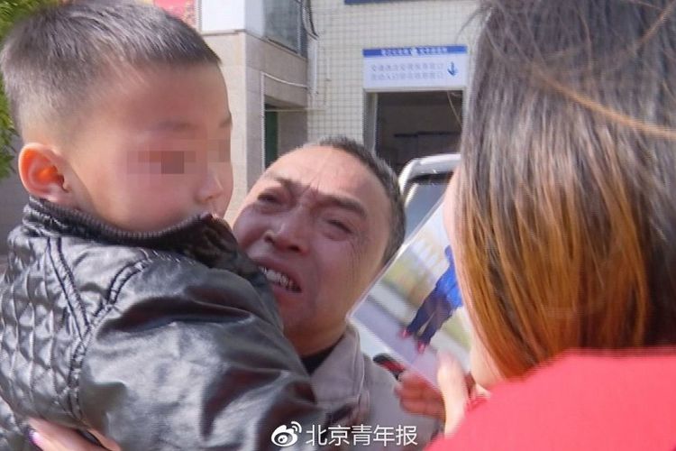Bocah berusia tiga tahun di China ketika dipertemukan kembali dengan kakeknya setelah dijual orangtuanya sebesar Rp 248 juta.