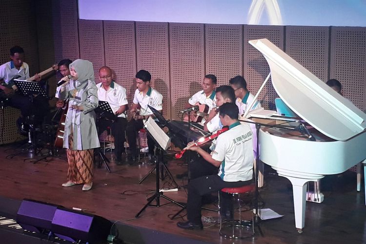 Vadya Gracelita membawakan lagu Biarkan Malam Gelap Berlalu dalam acara Tembang Keroncong untuk Pejuang yang diadakan di Galeri Indonesia Kaya, Grand Indonesia, Jakarta Pusat, Sabtu (19/8/2017).