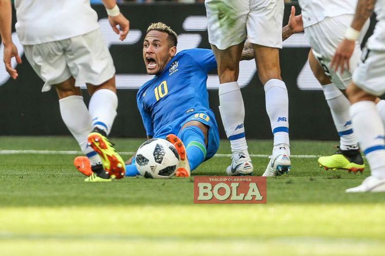 Penyerang timnas Brasil, Neymar, terjatuh pada laga fase grup Piala Dunia 2018 kontra Kosta Rika di Stadion Krestovsky, Saint Petersburg, pada 22 Juni 2018.