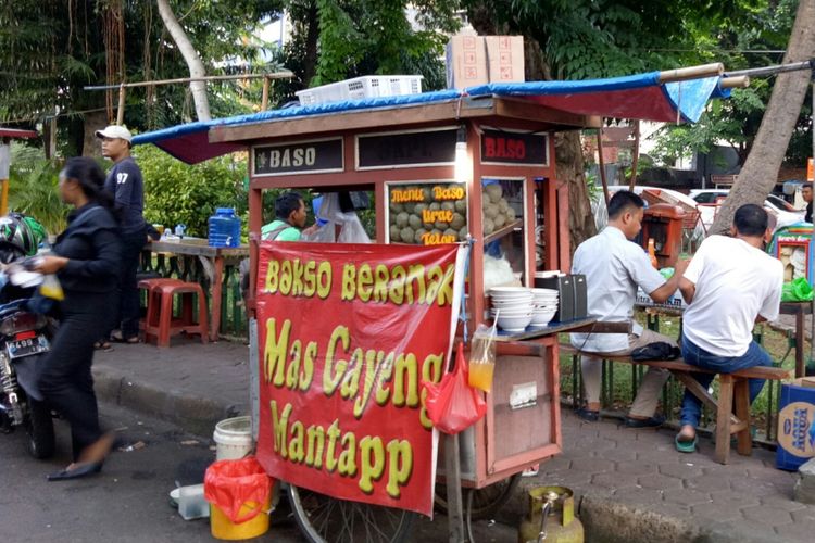Gerobak Bakso Pak Gayeng berada di samping jejeran kuliner streetfood lainnya, tepatnya di Jalan Tulang Bawang 4 Cideng, Gambir, Jakarta Pusat, Jumat (14/7/2017).