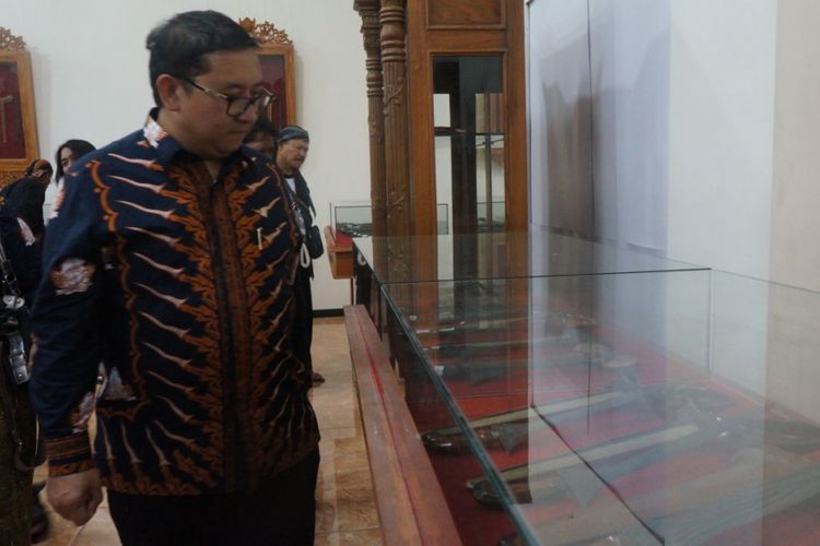 Wakil Ketua DPR RI Fadli Zon saat meninjau keris yang dipamerkan dalam pembukaan Festival Keris 2017 di Institut Seni Indonesia (ISI) Solo, Jawa Tengah, Sabtu (25/11/2017).