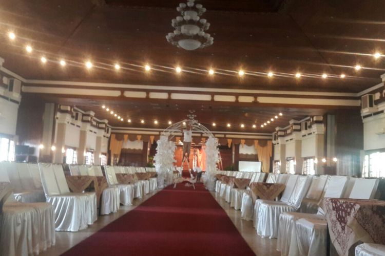 Inilah ruang gedung Graha Saba Buana Solo yang akan digunakan pesta resepsi pernikahan putri Presiden Jokowi, Kahiyang Ayu dan Muhammad Afif Bobby Nasution. Nampak pekerja sudah mulai memasang pernak-pernik hiasan, Rabu (1/11/2017).