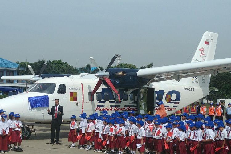 Presiden Jokowi meresmikan nama Nurtanio untuk pesawat N219 di Bandara Halim Perdanakusuma, Jakarta, Jumat (10/11/2017).