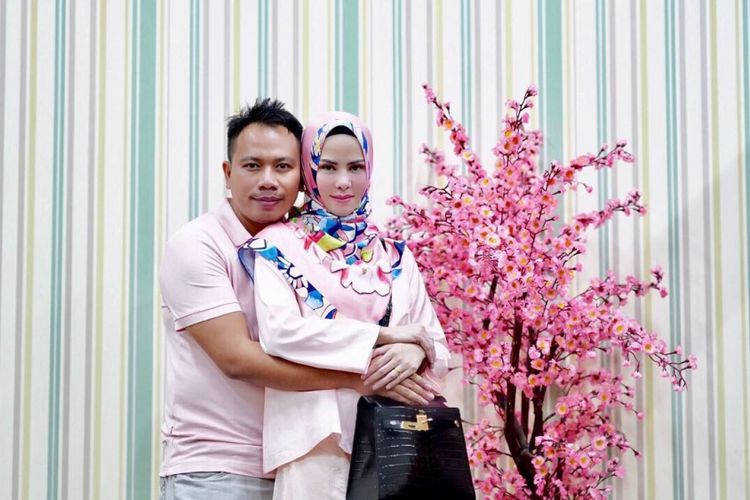 Vicky Prasetyo dan Angel Lelga berpose saat ditemui di Ancol Beach City, Jakarta Utara, Minggu (31/12/2017).