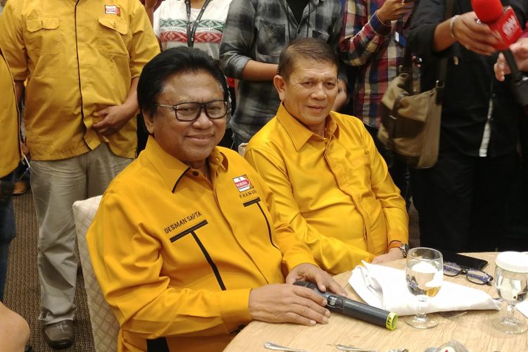 Ketua Umum Partai Hanura Oesman Sapta Odang dan Sekjen Hery Lontung di Jakarta, Selasa (16/1/2018).