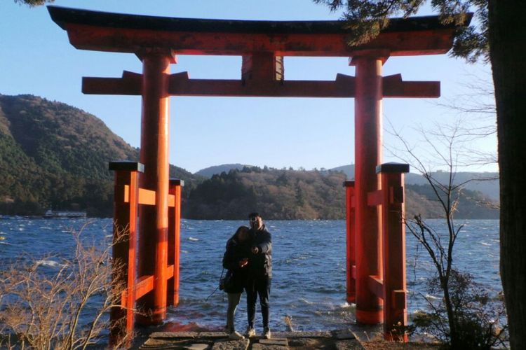 Hakone Shrine yang berada di tepi Danau Ashi, Hakone, Jepang. 