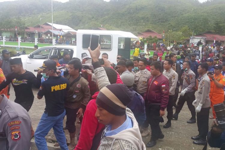 Proses evakuasi jasad penumpang Pesawat Dimonim Air PK-HVQ yang jatuh di Gunung Menuk, Distrik Aerambakon, Minggu (12/8/2018).
