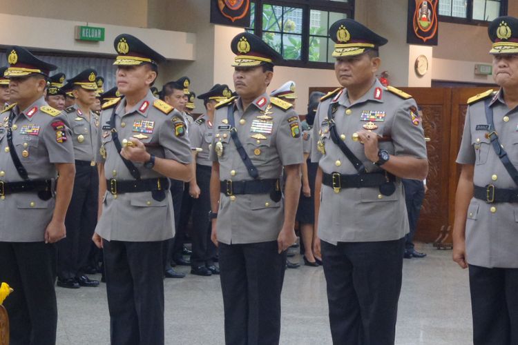 Kapolri Jenderal Pol Tito Karnavian melantik Kapolda Metro Jaya Irjen Idham Azis dan sejumlah perwira tinggi Polri di Rupatama Mabes Polri, Jakarta, Rabu (26/7/2017).