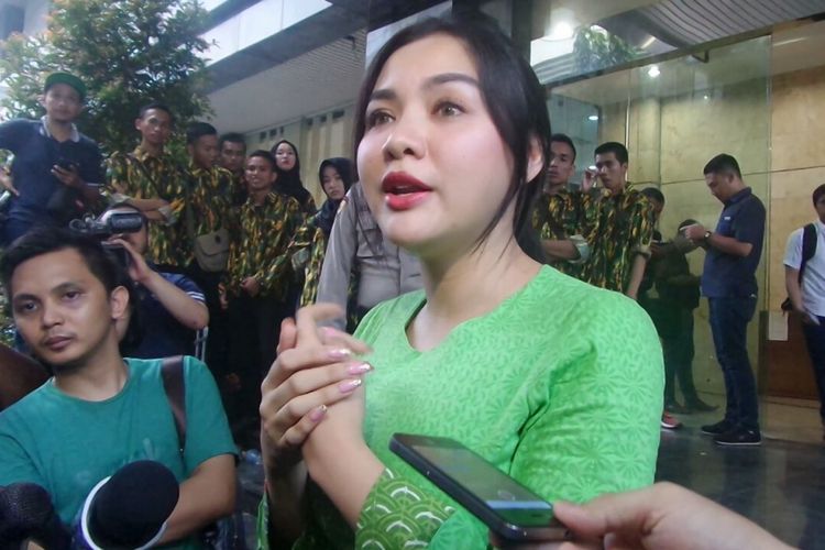 Vicky Shu usai menjalani pemeriksaan berkait kasus dugaan penipuan dan penggelapan oleh First Travel di Bareskrim Polri, Jakarta Pusat, Senin (2/10/2017) sore.
