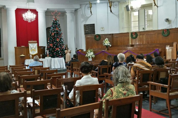Suasana ibadah Natal menggunakan bahasa Belanda di GPIB Immanuel Jakarta, Senin (25/12/2017).
