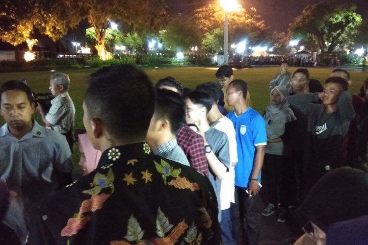 Puluhan warga di Jalan Malioboro, Yogyakarta berfoto dengan Presiden Joko Widodo di halaman Gedung Agung Istana Kepresidenan, Yogyakarta, Minggu (31/12/2017) malam. Puluhan orang tersebut masuk tanpa menggunakan pakaian yang formal.