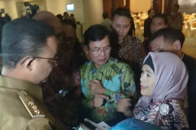 Gubernur DKI Jakarta Anies Baswedan dihampiri seorang wanita dari Ciseeng usai acara malam apresiasi untuk warga yang terdampak proyek mass rapid transit (MRT), di Hotel Le Meridien, Senin (9/4/2018).