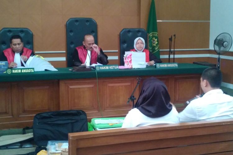 Direktur Utama First Travel Andika Surachman dan Direktur First Travel Anniesa Hasibuan dalam sidang di Pengadilan Negeri Depok, Senin (23/4/2018).