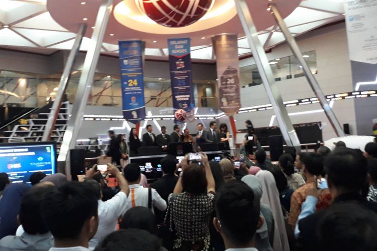 Seremonial Pencatatan Perdana Saham PT Indonesia Kendaraan Terminal (Tbk), PT Batavia Prosperindo Trans (Tbk) dan PT Jaya Sukses Makmur Sentosa (Tbk) di Main Hall Bursa Efek Indonesia (9/7/2018)
