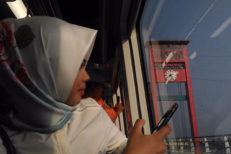 Suasana didalam LRT Palembang, saat melintasi jembatan Ampera Palembang, Sumatera Selatan, Senin (23/7/2018)