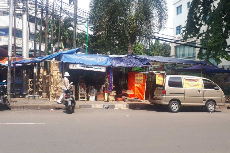 Puluhan pedagang parsel musiman membuka lapak di trotoar di Jalan Pegangsaan Timur tepatnya depan Stasiun Cikini, Jakarta Pusat. Foto diambil Kamis (13/12/2018).