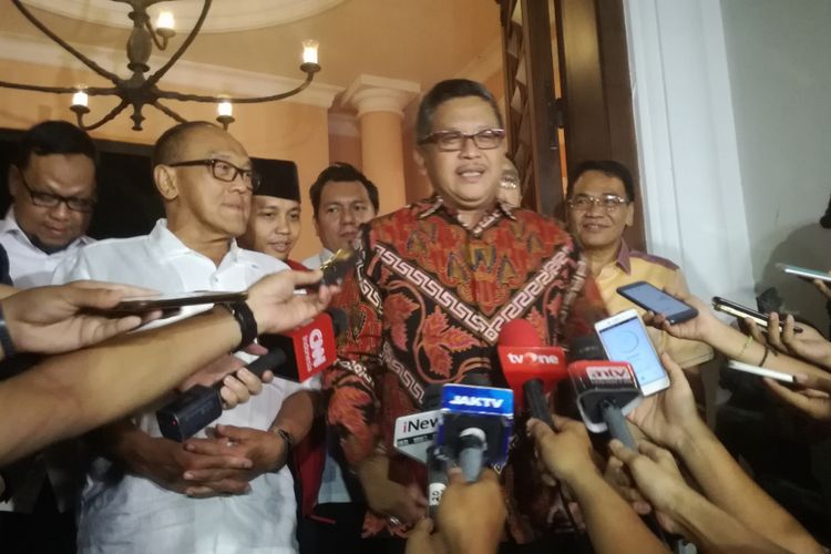 Sekretaris Tim Kampanye Nasuonal Jokowi-Maruf, Hasto Kristiyanto (batik) bersama Ketua Dewan Pembina Partai Golkar (kemeja putih) usai bertemu di kediaman Aburizal, Menteng, Jakarta, Senin (8/10/2018)