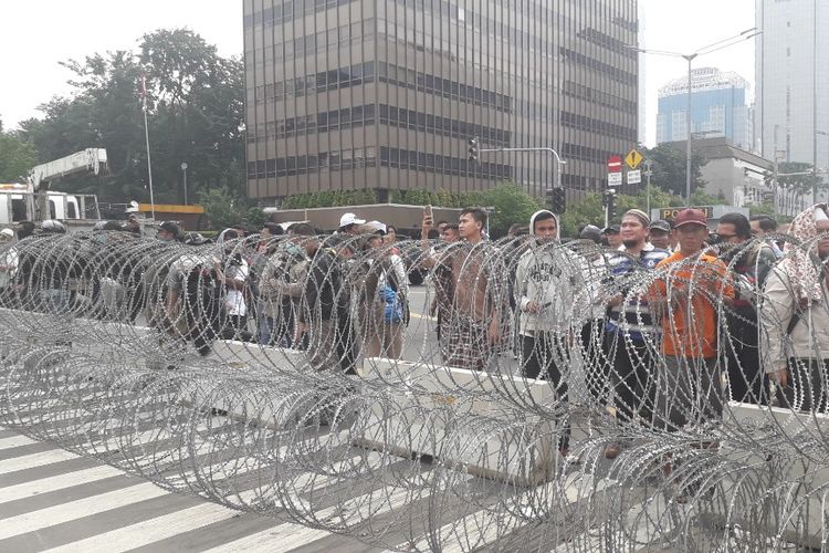 Massa aksi unjuk rasa 22 Mei berhadapan dengan pagar lawat berduri di depan Kantor Bawaslu RI, Rabu (22/5/2019).
