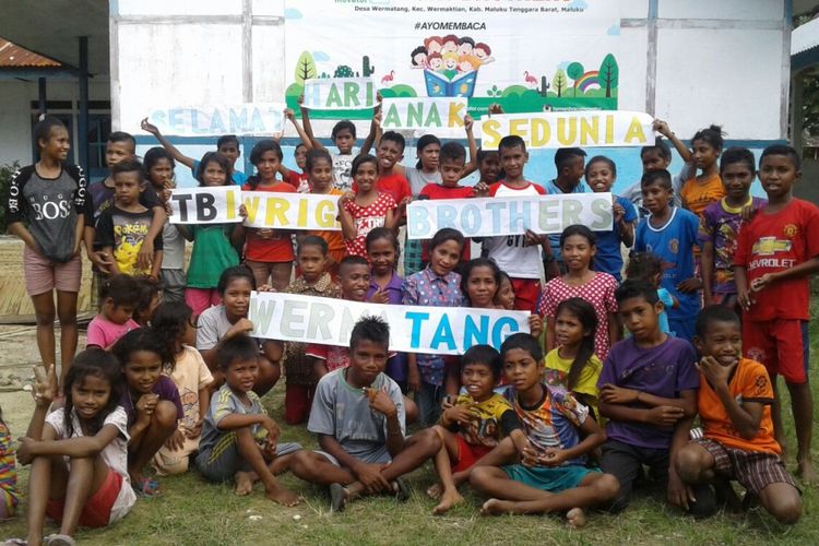 Lomba mengarang bertemakan ”Buku Itu Seru dalam rangka Hari Anak Nasional yang didukung Gramedia digelar di 20 Taman Baca Inovator (TBI) di Indonesia. Tampak anak-anak Wermaktian, Kabupaten Maluku Tenggara Barat, Maluku, menunjukkan karya mereka.  