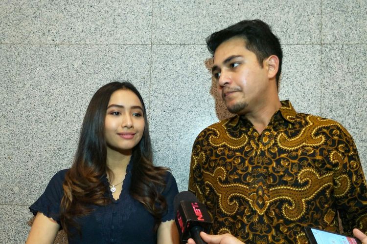 Artis sinetron Rizky Alatas dan Adzana Bing Slamet dalam sesi wawancara di Auditorium Mutiara, PTIK, Jakarta Selatan, Minggu (7/1/2018).