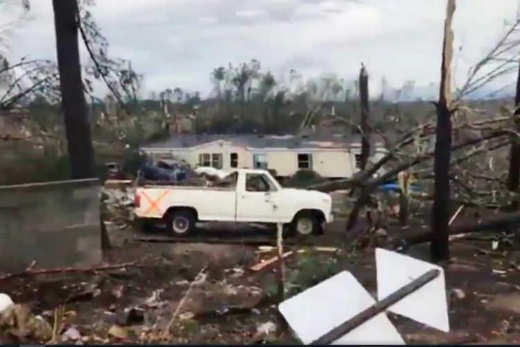 Gambar yang memperlihatkan adanya mobil di tengah pepohonan yang hancur akibat tornado yang menerjang Negara Bagian Alabama dan Georgia, Amerika Serikat.