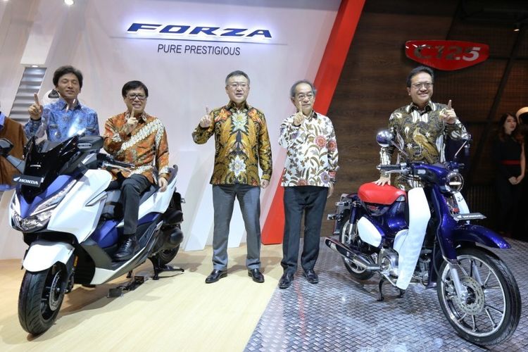 Honda melepas dua motor impor terbarunya, Forza dan Super Cub 125 di GIIAS 2018.