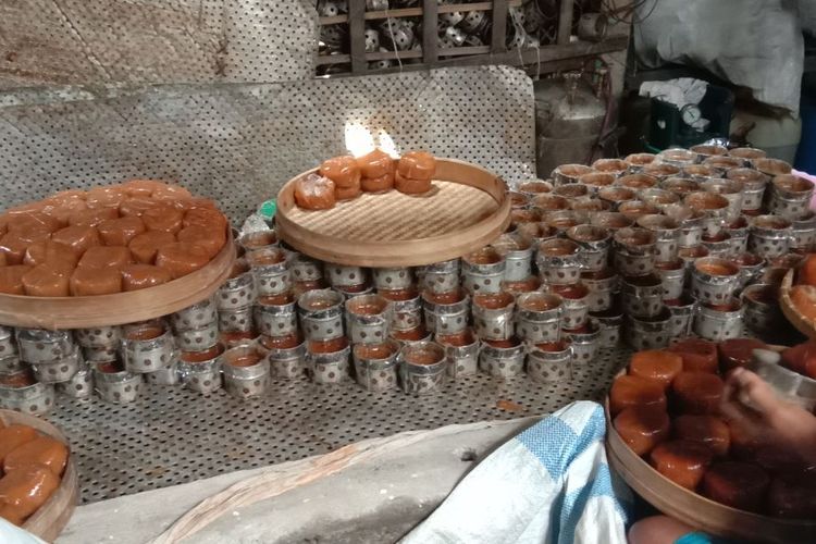 Kue keranjang yang diproduksi oleh Dua Naga Mas di Balong, Sudiroprajan, Solo.