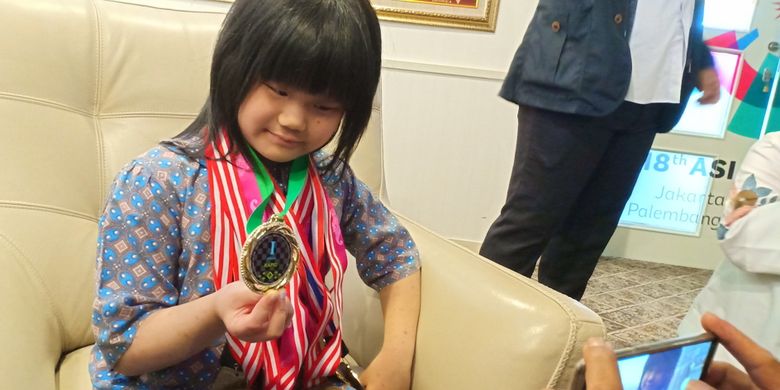 Pecatur junior Indonesia, Samantha Edithso memperlihatkan medali juara ajang FIDE World Championship 2018 U-10 di kantor Kementrian Pemuda dan Olahraga, (Kemenpora), Jakarta Pusat, Senin (23/7/2018).