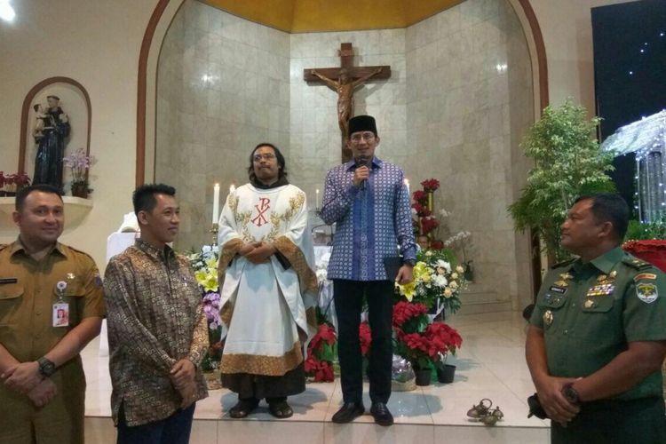 Wakil Gubernur DKI Jakarta, Sandiaga S Uno memberikan sambutannya di Gereja Hati Kudus, Jakarta Pusat.