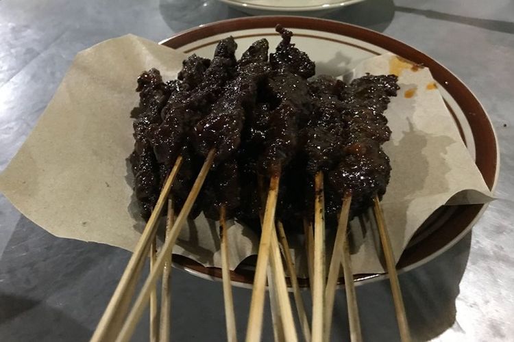 Seporsi kuliner sate kerbau di Warung Min Jastro, Kudus, Jawa Tengah. Sate kerbau merupakan salah satu makanan khas Kudus.