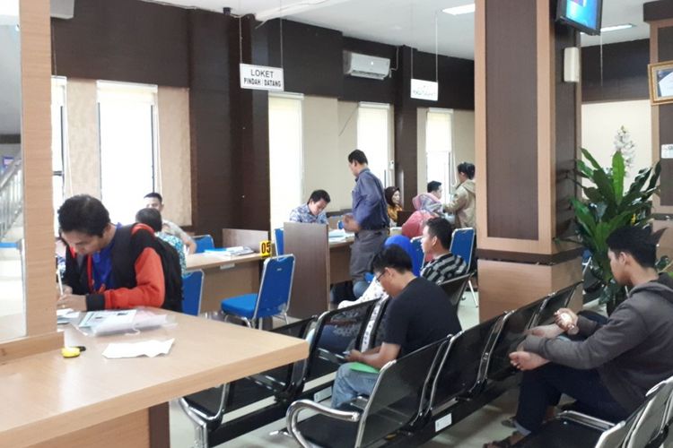 Suasana pembuatan e-KTP di kantor Disdukcapil Palembang, Sumatera Selatan, Kamis (3/5/2018)